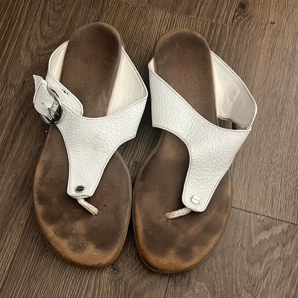 NWT Aerosoles White Memory Foam Thong Sz 9.5M